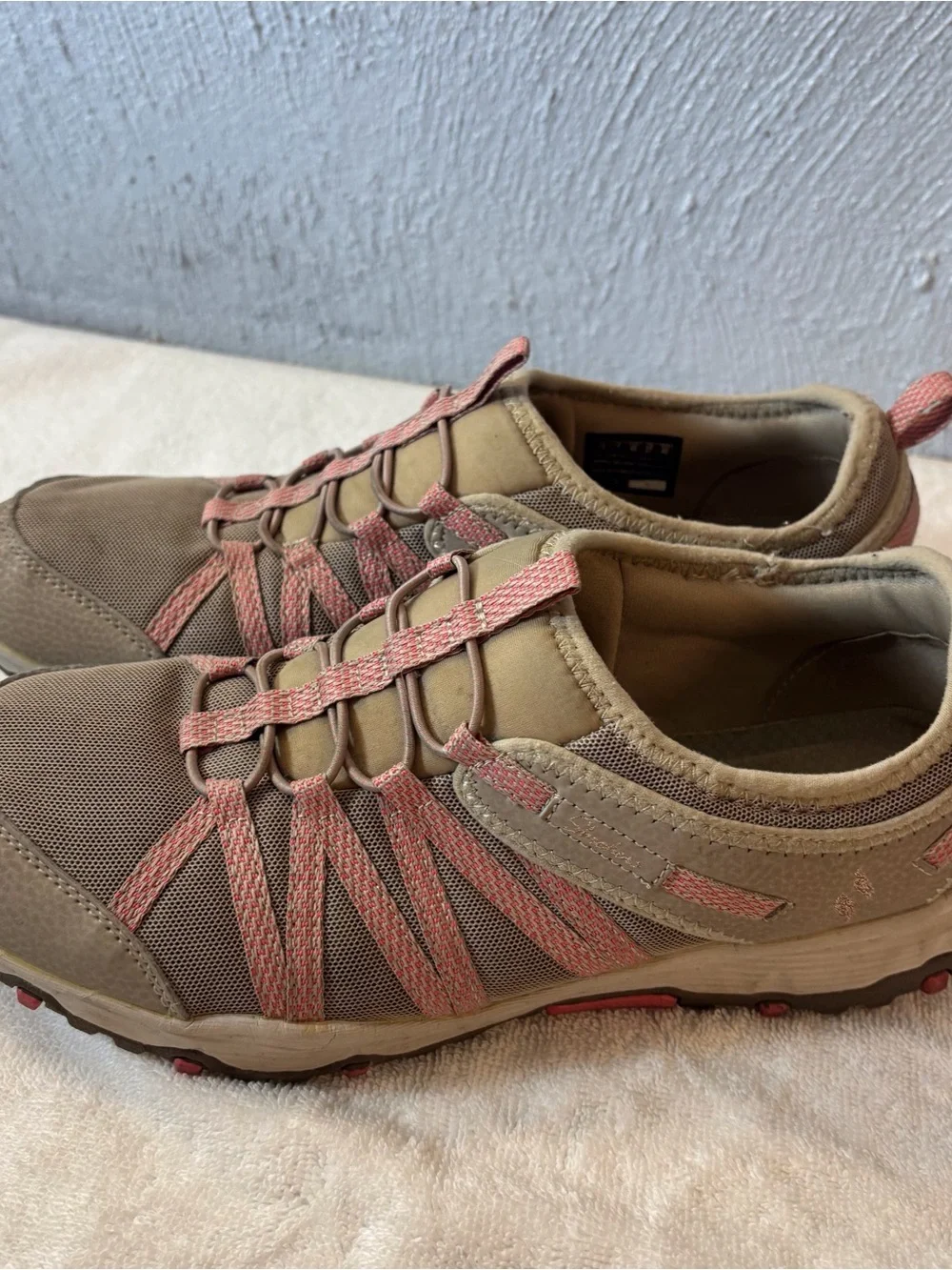 Skechers Women’s Gratis Laceless Tan Athletic Sneakers with Coral Accents SZ 10